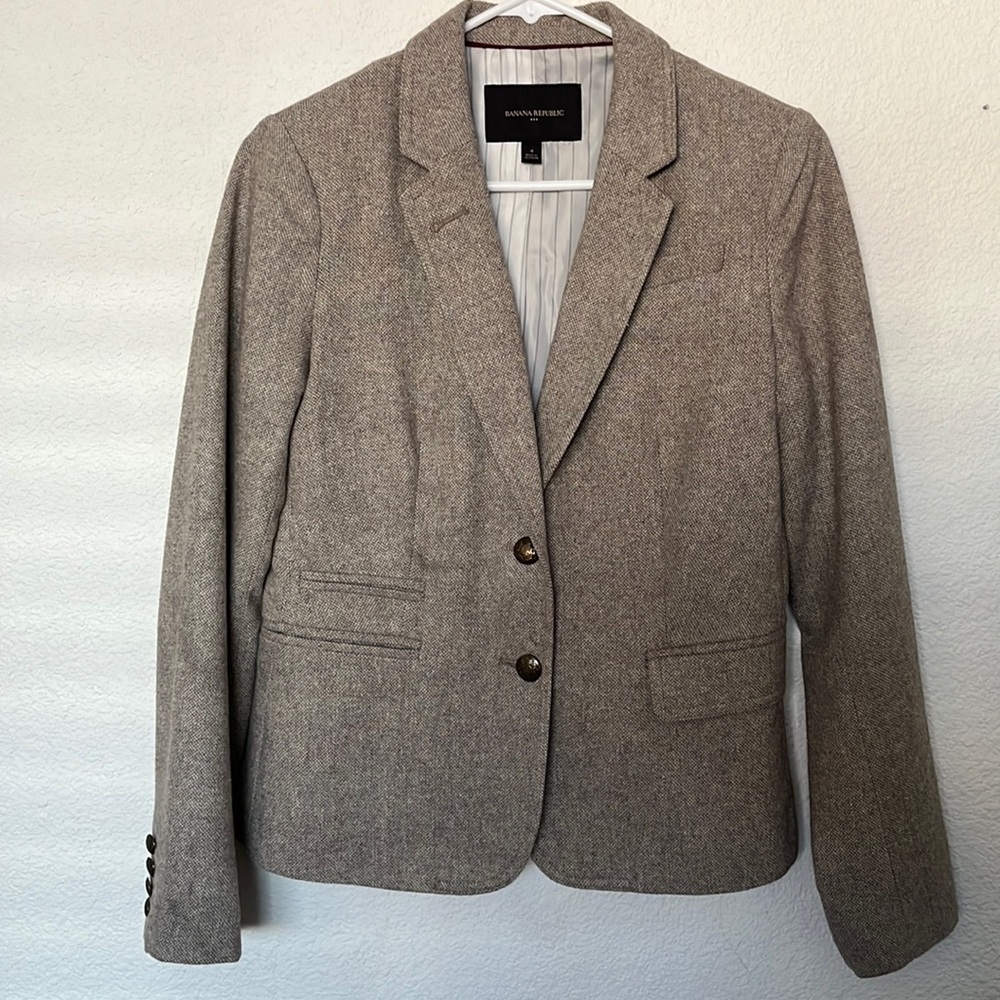 Banana Republic size 4 beautiful Tan/Cream color blazer